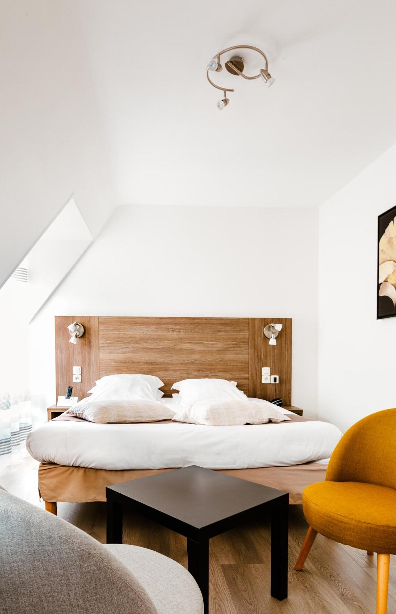 Thury-Harcourt-le-Hom Logis Hotel Le Relais De La Poste Restaurant Le Fil Du Temps מראה חיצוני תמונה