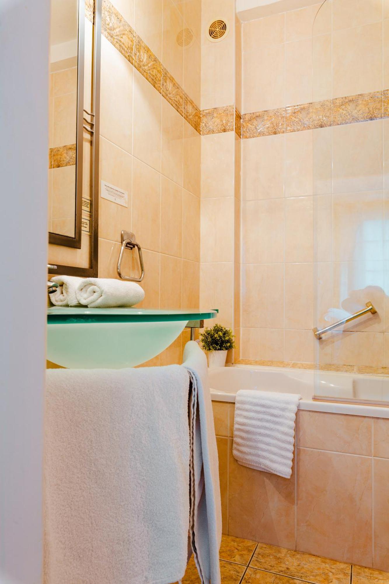 Thury-Harcourt-le-Hom Logis Hotel Le Relais De La Poste Restaurant Le Fil Du Temps מראה חיצוני תמונה
