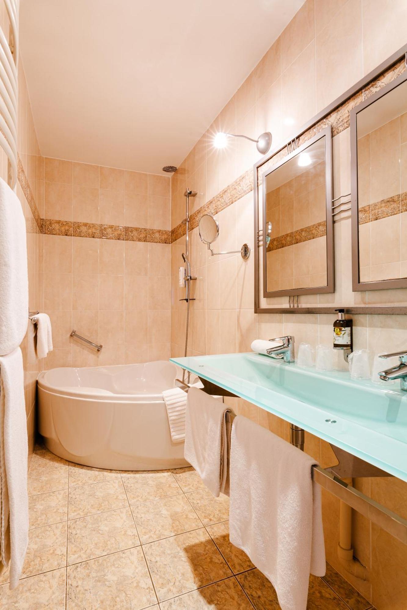 Thury-Harcourt-le-Hom Logis Hotel Le Relais De La Poste Restaurant Le Fil Du Temps מראה חיצוני תמונה
