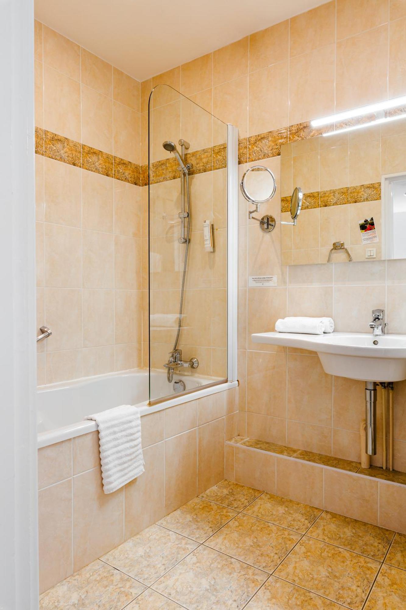 Thury-Harcourt-le-Hom Logis Hotel Le Relais De La Poste Restaurant Le Fil Du Temps מראה חיצוני תמונה