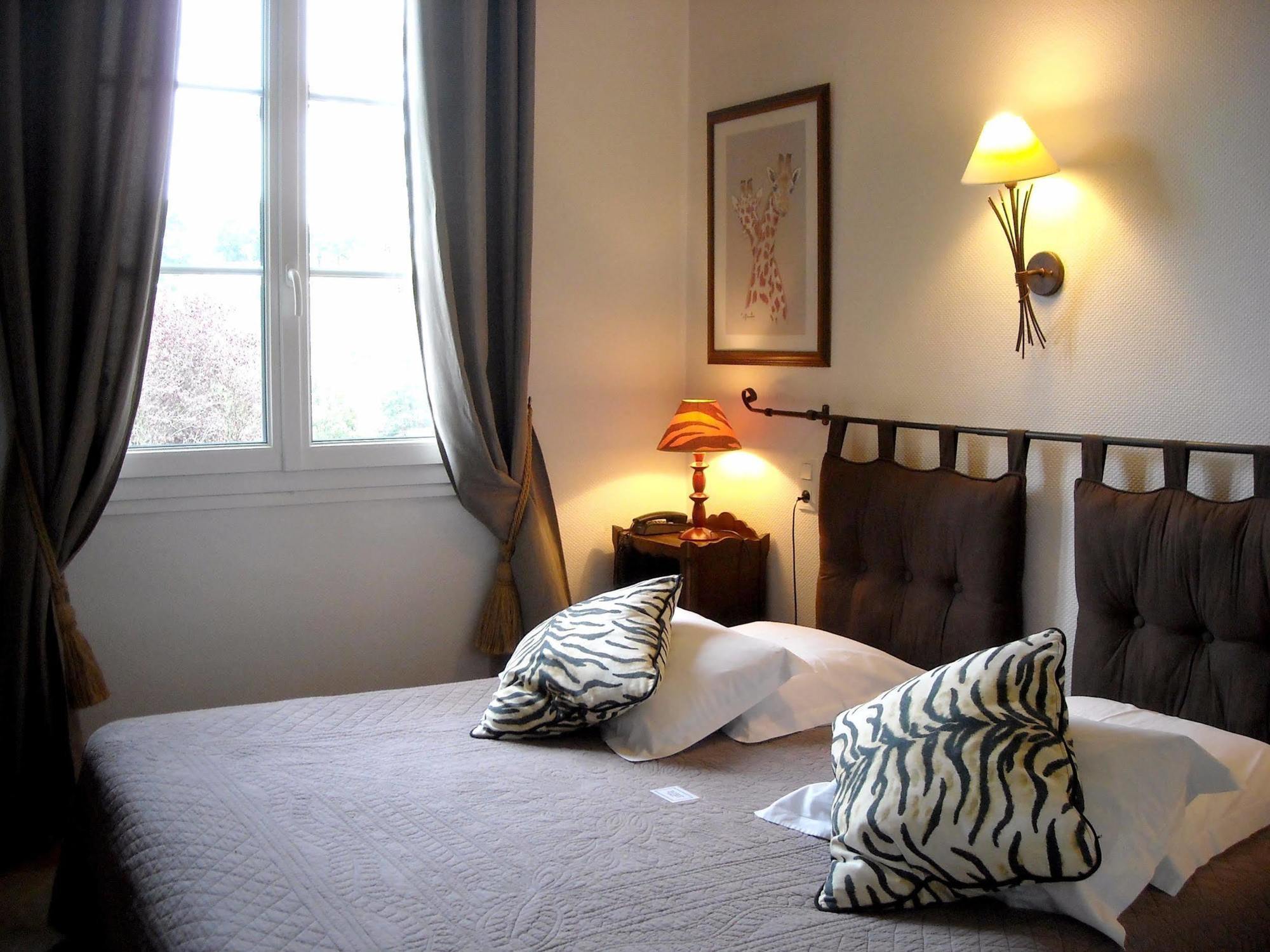 Thury-Harcourt-le-Hom Logis Hotel Le Relais De La Poste Restaurant Le Fil Du Temps מראה חיצוני תמונה