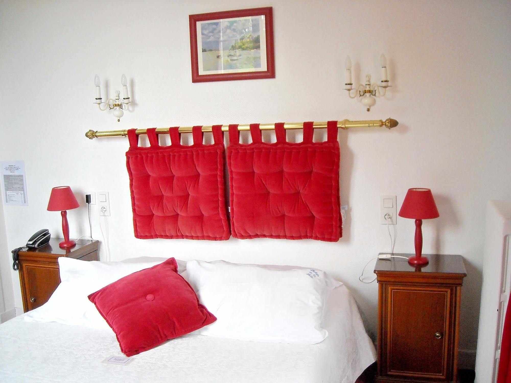 Thury-Harcourt-le-Hom Logis Hotel Le Relais De La Poste Restaurant Le Fil Du Temps מראה חיצוני תמונה
