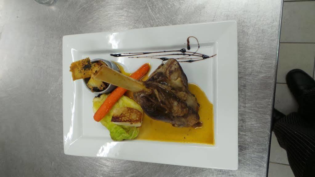 Thury-Harcourt-le-Hom Logis Hotel Le Relais De La Poste Restaurant Le Fil Du Temps מראה חיצוני תמונה