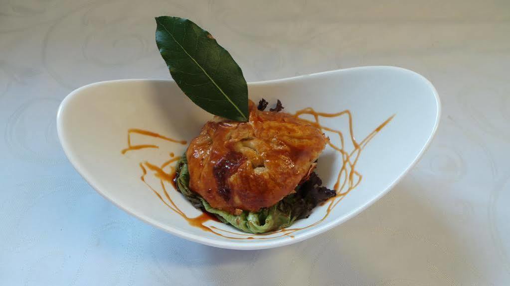 Thury-Harcourt-le-Hom Logis Hotel Le Relais De La Poste Restaurant Le Fil Du Temps מראה חיצוני תמונה