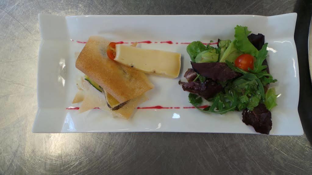 Thury-Harcourt-le-Hom Logis Hotel Le Relais De La Poste Restaurant Le Fil Du Temps מראה חיצוני תמונה