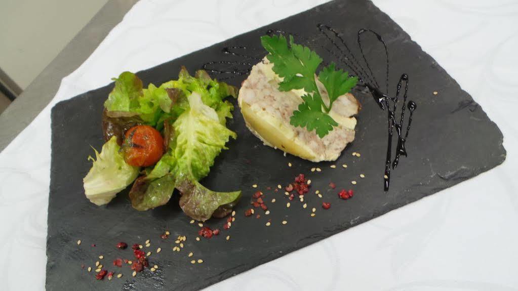 Thury-Harcourt-le-Hom Logis Hotel Le Relais De La Poste Restaurant Le Fil Du Temps מראה חיצוני תמונה
