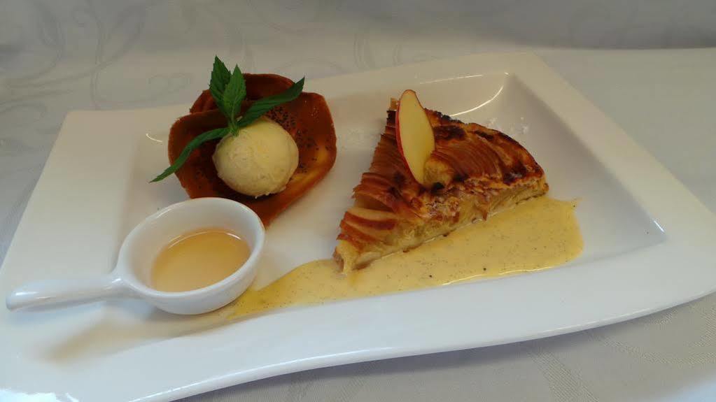 Thury-Harcourt-le-Hom Logis Hotel Le Relais De La Poste Restaurant Le Fil Du Temps מראה חיצוני תמונה