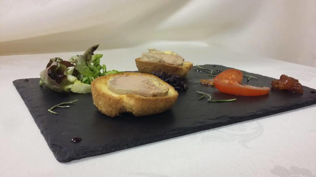 Thury-Harcourt-le-Hom Logis Hotel Le Relais De La Poste Restaurant Le Fil Du Temps מראה חיצוני תמונה