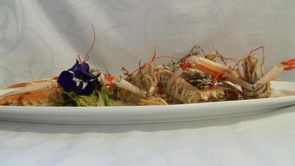 Thury-Harcourt-le-Hom Logis Hotel Le Relais De La Poste Restaurant Le Fil Du Temps מראה חיצוני תמונה