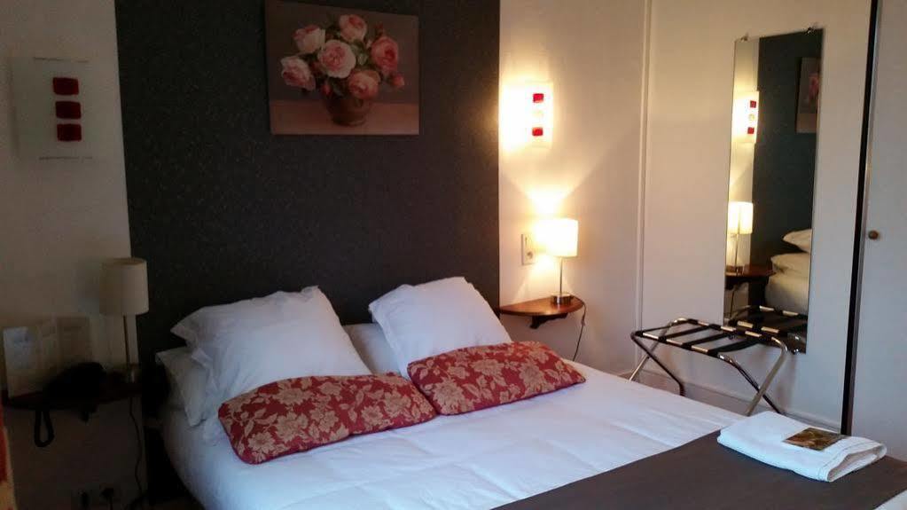 Thury-Harcourt-le-Hom Logis Hotel Le Relais De La Poste Restaurant Le Fil Du Temps מראה חיצוני תמונה